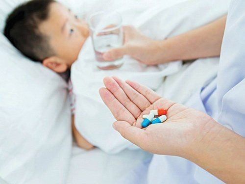 Trẻ bị cảm lạnh cần sử dụng thuốc theo đúng chỉ định của bác sĩ Nhi khoa Trẻ bị cảm lạnh cần sử dụng thuốc theo đúng chỉ định của bác sĩ Nhi khoa