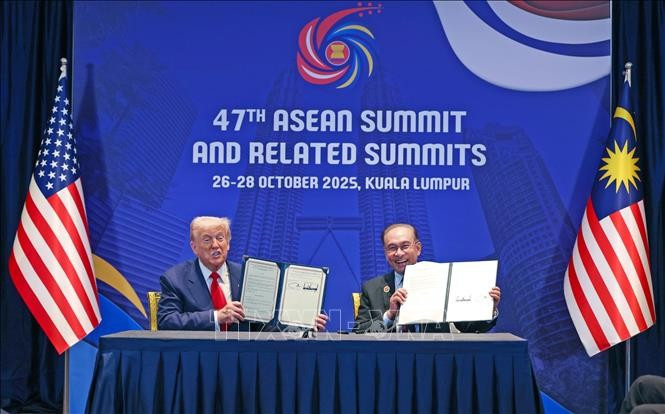 Thủ tướng Anwar Ibrahim và Tổng thống Mỹ Donald Trump tại lễ ký thảo thuận thương mại song phương. Ảnh: TTXVN Thủ tướng Anwar Ibrahim và Tổng thống Mỹ Donald Trump tại lễ ký thảo thuận thương mại song phương. Ảnh: TTXVN