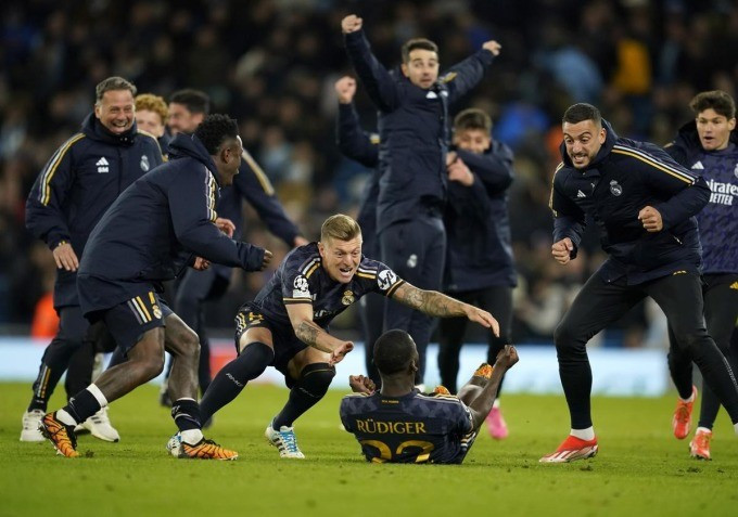 Real thắng Man City 4-3 trong loạt luân lưu, sau khi đá hai hiệp phụ và hòa chung cuộc 4-4 ở tứ kết Champions League 2023-2024. Ảnh: AP Real thắng Man City 4-3 trong loạt luân lưu, sau khi đá hai hiệp phụ và hòa chung cuộc 4-4 ở tứ kết Champions League 2023-2024. Ảnh: AP