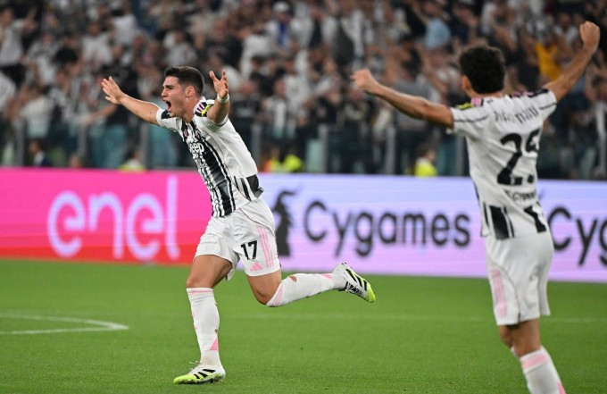 Tiền vệ Vasilije Adzic mừng bàn thắng ấn định tỷ số 4-3 cho Juventus trước Inter ở vòng 3 Serie A trên sân Allianz, thành phố Turin, Italy, ngày 13/9/2025. Ảnh: Reuters Tiền vệ Vasilije Adzic mừng bàn thắng ấn định tỷ số 4-3 cho Juventus trước Inter ở vòng 3 Serie A trên sân Allianz, thành phố Turin, Italy, ngày 13/9/2025. Ảnh: Reuters