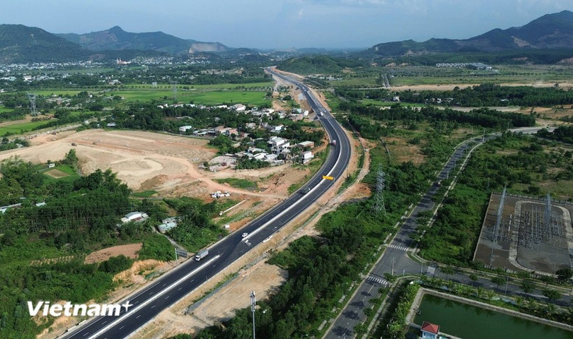 Dự án xây dựng đường cao tốc đoạn Hòa Liên-Túy Loan thuộc tuyến cao tốc Bắc-Nam phía Đông sẽ được thông tuyến vào ngày 19/8 tới đây. (Ảnh: Khánh Hùng/Vietnam+) hoa-lien-1.jpg