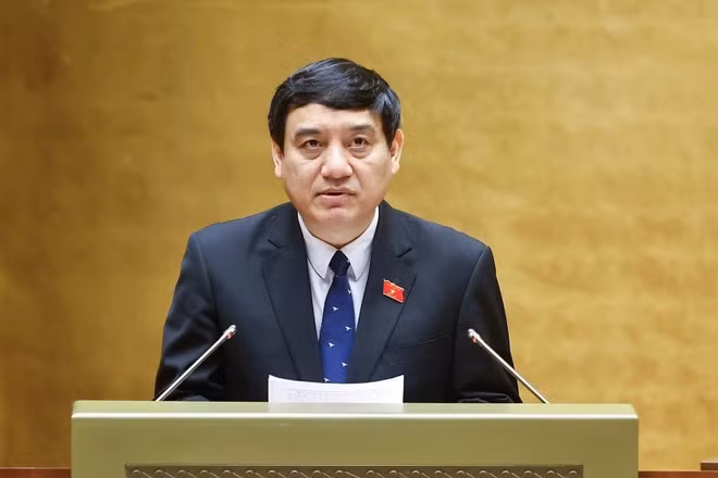Chủ nhiệm Ủy ban Văn hóa và Xã hội của Quốc hội Nguyễn Đắc Vinh trình bày báo cáo thẩm tra. (Ảnh: Doãn Tấn/TTXVN)