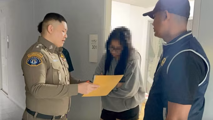 Cảnh sát Thái Lan thông báo lệnh bắt giữ Wasarin Naraphat (giữa) vào tháng 2/2026. Ảnh: CIB