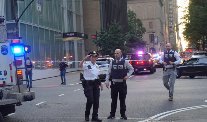 Cảnh sát thực hiện các biện pháp an ninh gần hiện trường vụ xả súng ở New York. Ảnh: AFP Cảnh sát thực hiện các biện pháp an ninh gần hiện trường vụ xả súng ở New York. Ảnh: AFP