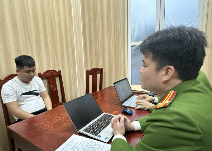 Cảnh sát lấy lời khai Nguyễn Doãn Sơn. Ảnh: Lam Sơn