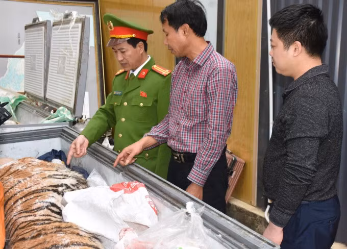 Nghi can Hoàng Cao Đạt (áo kẻ sọc) chỉ nơi cất giấu hổ cấp đông. Ảnh: Lam Sơn