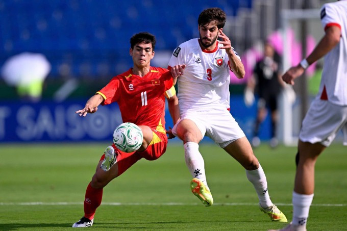 Việt Nam (áo đỏ) thắng Jordan 2-0 ở lượt ra quân bảng A vòng chung kết U23 châu Á 2026, trên sân King Abdullah Sports City ở Jeddah, Arab Saudi ngày 6/1/2025. Ảnh: AFC