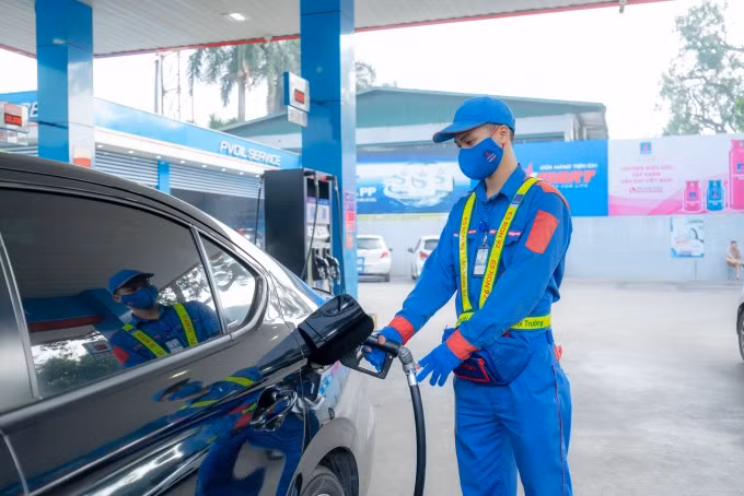 Nhân viên cửa hàng xăng dầu tại Hà Nội đổ nhiên liệu cho khách hàng. Ảnh: PVOIL