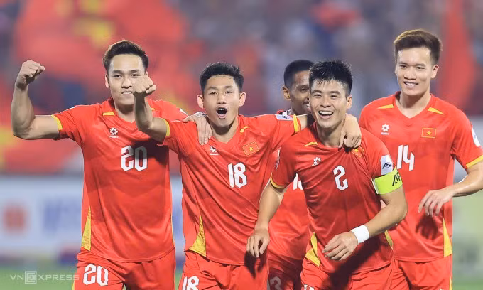 Đội tuyển Việt Nam mừng bàn mở tỷ số trong trận gặp Malaysia ở vòng loại Asian Cup 2027 trên sân Thiên Trường, phường Nam Định, tỉnh Ninh Bình, tối 31/3/2026. Ảnh: Đức Đồng