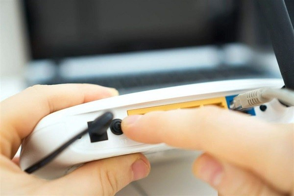 Khởi động lại thiết bị phát (Router)