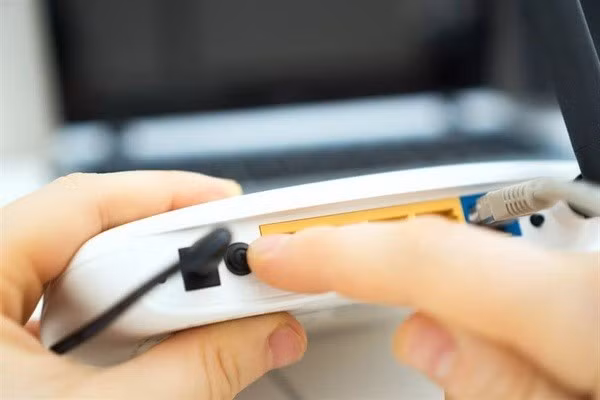 Khởi động lại thiết bị phát (Router)