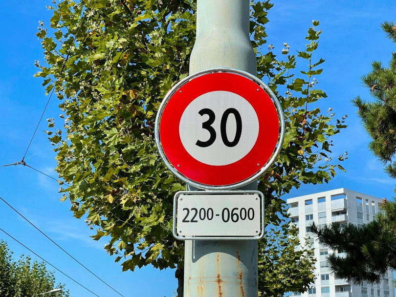 Một biển báo giới hạn tốc độ lái xe tại Lausanne. Ảnh: 20 min.ch Một biển báo giới hạn tốc độ lái xe tại Lausanne. Ảnh: 20 min.ch