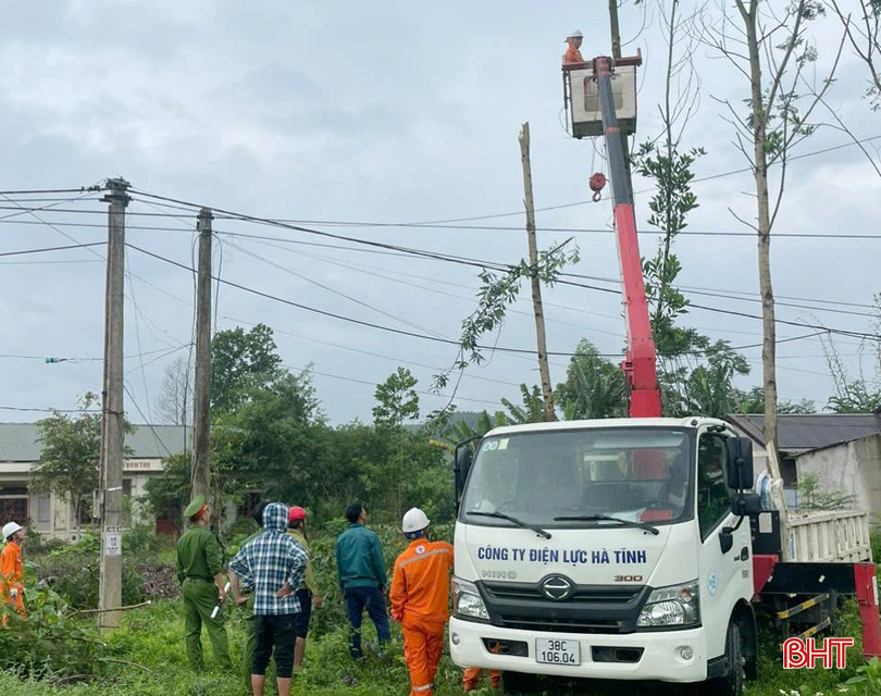 Điện lực Kỳ Anh phối hợp chính quyền địa phương thực hiện các giải pháp đảm bảo hành lang lưới điện. bqbht_br_z5978740576208-0f51257adf53c7eabde6a6f41184f488.jpg