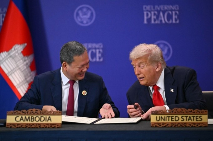 Tổng thống Mỹ Donald Trump (phải) và Thủ tướng Campuchia Hun Manet tại Malaysia ngày 26/10, ký thỏa thuận ngừng bắn tại biên giới Thái Lan - Campuchia. Ảnh: AFP