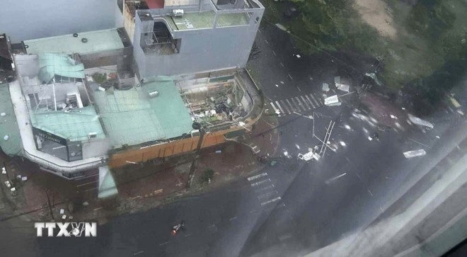 Bệnh viện da liễu Quy Nhơn bị thiệt hại do bão. (Ảnh TTXVN phát)