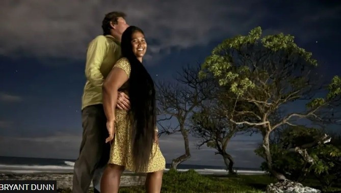 17h giờ Hà Nội: Trong khoảnh khắc chuyển giao năm 2026, doanh nhân Mỹ Bryant Dunn (trong ảnh) đón năm mới tại Kiritimati cùng người bạn đời Waata Binoka Randolph - người sinh ra và lớn lên trên hòn đảo này. “Chúng tôi chào đón năm 2026 trên một bãi biển hoàn toàn hoang sơ, không sóng vệ tinh, không dấu vết con người, chỉ có bóng đêm và vô số cua. Chúng tôi muốn bắt đầu 2026 trong sự bình yên, coi đó là chủ đề của cả năm”, Bryant chia sẻ. Ảnh: Bryant Dunn.