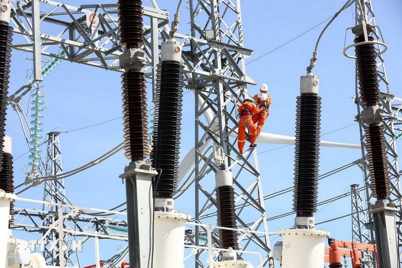 Nhân viên Tập đoàn Điện lực Việt Nam sửa chữa, bảo dưỡng các thiết bị điện. (Ảnh: evn) 1.jpg