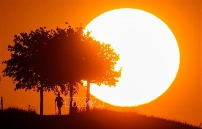 Mặt trời chói chang vào lúc chiều muộn tại Hanover (Đức) tháng 8/2024. Ảnh: Getty Images/TTXVN