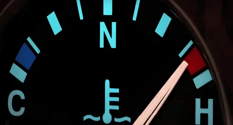 Đồng hồ nhiệt độ tăng bất thường.