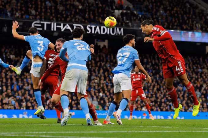Tình huống Van Dijk (phải) bị từ chối bàn thắng trong trận Liverpool thua Man City trên sân Etihad, thành phố Manchester, Vương quốc Anh, vòng 11 Ngoại hạng Anh tối 9/11/2025. Ảnh: Guardian
