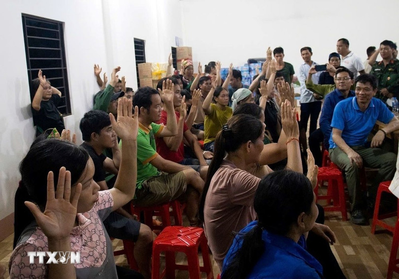 Lấy ý kiến biểu quyết của người dân thôn làng Nủ về phương án tái định cư. Ảnh: (TTXVN phát)