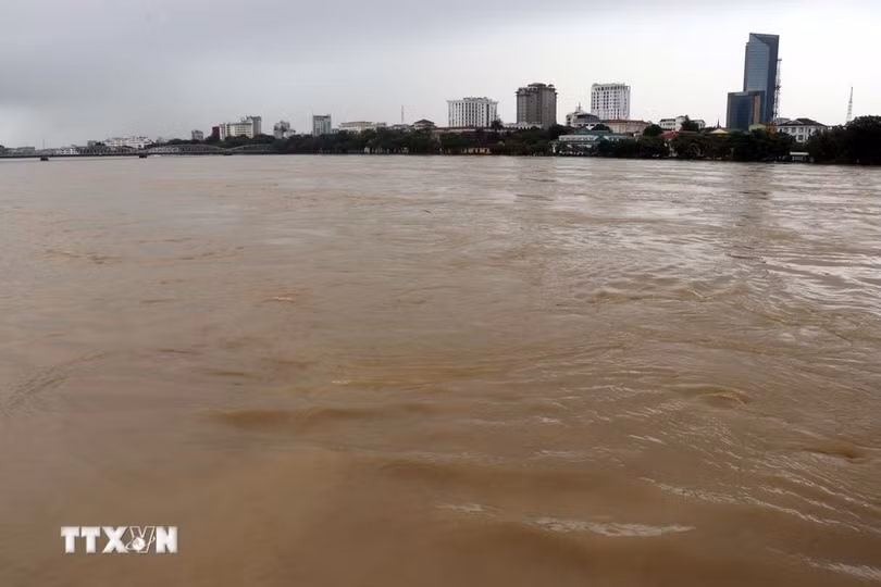 Nước lũ trên sông Hương vẫn ở trên mức báo động 3 gây ngập trên diện rộng, hồi cuối tháng 11/2023. (Ảnh: Đỗ Trưởng/TTXVN)