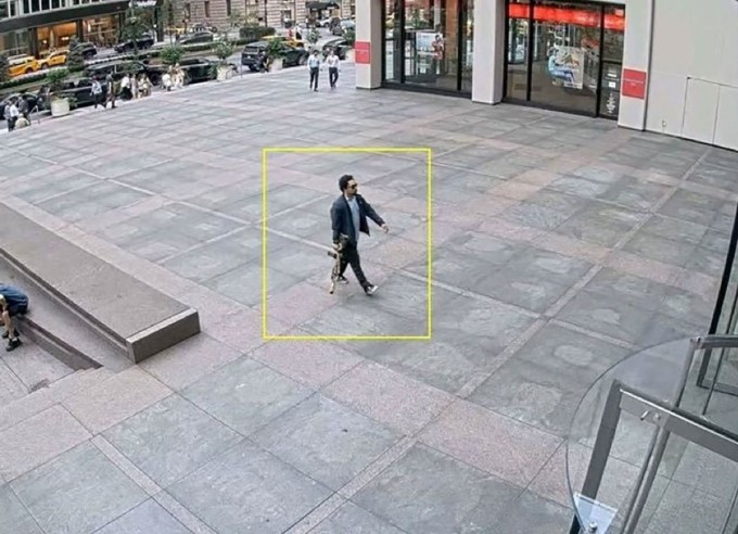 Nghi phạm mang theo súng trường đi vào tòa nhà ở trung tâm Manhattan, New York, ngày 28/7. Ảnh: CNN Nghi phạm mang theo súng trường đi vào tòa nhà ở trung tâm Manhattan, New York, ngày 28/7. Ảnh: CNN