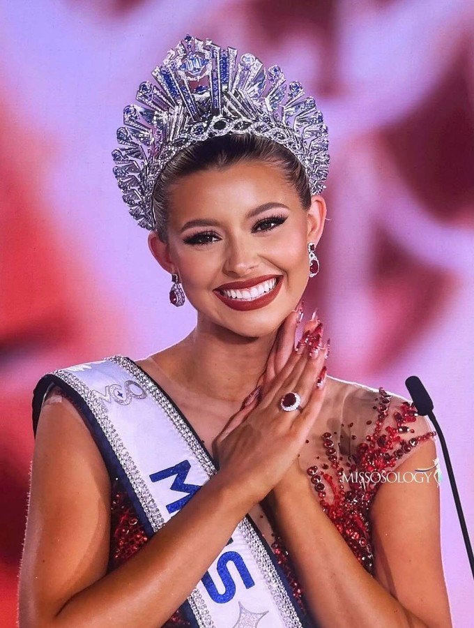 Yolina Lindquist đội vương miện Miss Cosmo. Ảnh: Missosology