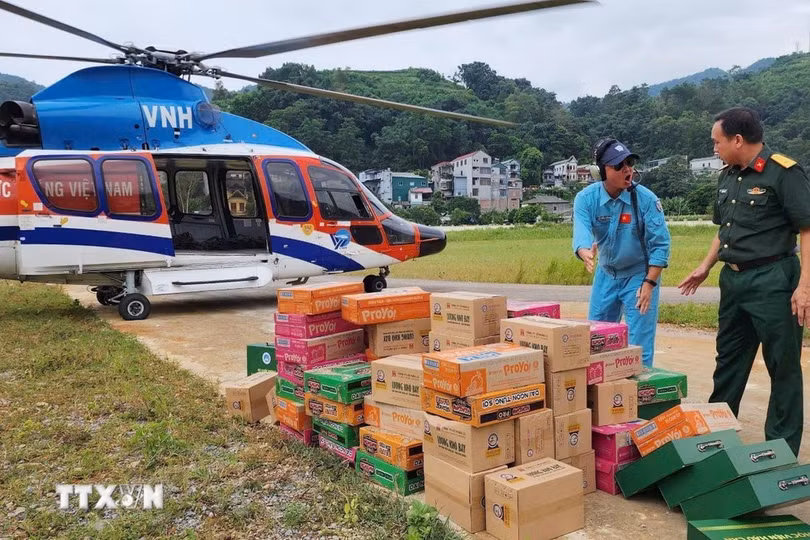 Chuyển hàng cứu trợ từ trực thăng xuống vùng lũ thuộc huyện Nguyên Bình, Cao Bằng. (Ảnh: Thông tấn Quân sự/TTXVN phát)