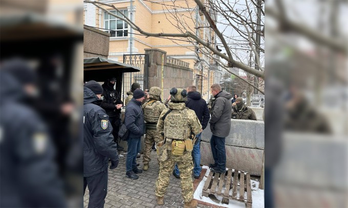 Đặc vụ NABU bị an ninh chặn lại bên ngoài tòa nhà quốc hội Ukraine ngày 27/12. Ảnh: NABU