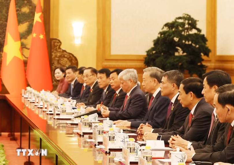 Tổng Bí thư, Chủ tịch nước Tô Lâm và Đoàn cấp cao Việt Nam tại cuộc hội đàm. (Ảnh: Trí Dũng/TTXVN)