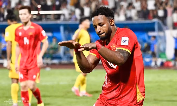 Nguyễn Xuân Son nhảy múa sau khi ghi bàn trong trận Việt Nam thắng Malaysia 3-1 ở vòng loại Asian Cup 2027 trên sân Thiên Trường, phường Nam Định, tỉnh Ninh Bình, tối 31/3/2026. Ảnh: Giang Huy