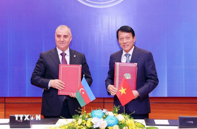 Đại tướng Lương Tam Quang, Bộ trưởng Bộ Công an và Giám đốc An ninh quốc gia Azerbaijan Ali Nagiyev ký kết Thỏa thuận hợp tác trong lĩnh vực an ninh giữa hai Bộ. (Ảnh: Phạm Kiên/TTXVN) Đại tướng Lương Tam Quang, Bộ trưởng Bộ Công an và Giám đốc An ninh quốc gia Azerbaijan Ali Nagiyev ký kết Thỏa thuận hợp tác trong lĩnh vực an ninh giữa hai Bộ. (Ảnh: Phạm Kiên/TTXVN)