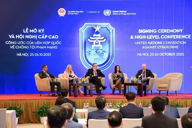 Các đại biểu thảo luận tại Hội thảo cấp cao "Thúc đẩy hợp tác quốc tế trong phòng, chống tội phạm mạng: Cách tiếp cận quốc gia khi thực hiện Công ước". (Ảnh: Tuấn Anh/TTXVN) Các đại biểu thảo luận tại Hội thảo cấp cao "Thúc đẩy hợp tác quốc tế trong phòng, chống tội phạm mạng: Cách tiếp cận quốc gia khi thực hiện Công ước". (Ảnh: Tuấn Anh/TTXVN)