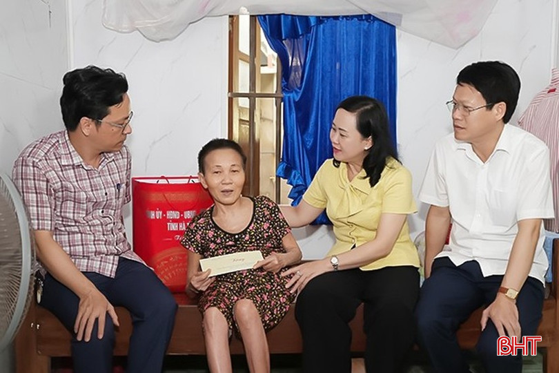 Tặng quà cho thương binh 4/4 Trần Thị Nông ở thôn Đại Hòa, xã Yên Hòa. bqbht_br_u-nub.jpg
