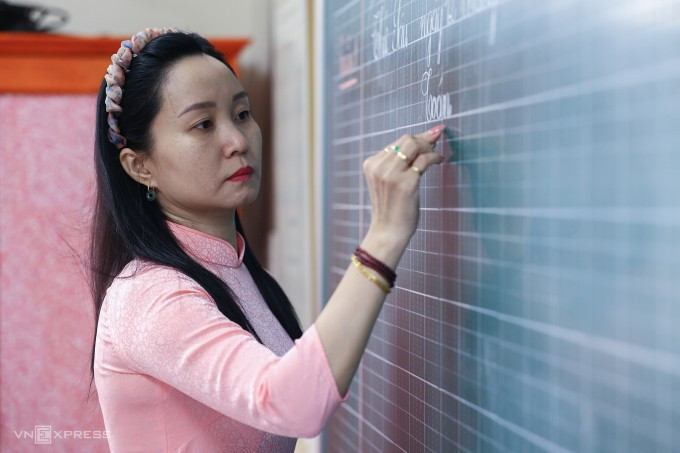 Giáo viên trường tiểu học Bùi Văn Mới, phường Phước Long, TP HCM, trong ngày khai giảng 5/9/2025. Ảnh: Quỳnh Trần Giáo viên trường tiểu học Bùi Văn Mới, phường Phước Long, TP HCM, trong ngày khai giảng 5/9/2025. Ảnh: Quỳnh Trần