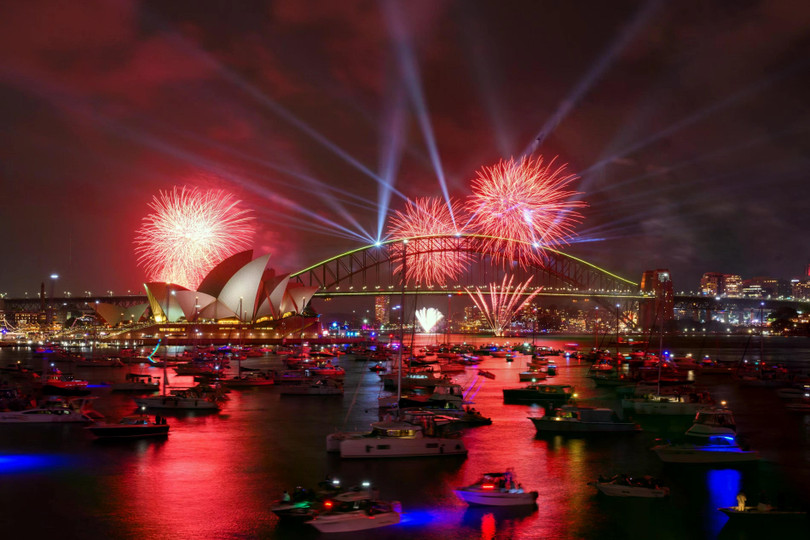 Sau các quốc đảo ở Thái Bình Dương, Australia là một trong những quốc gia đón năm mới sớm nhất trên thế giới. Màn pháo hoa thắp sáng Nhà hát Opera và Cầu cảng Sydney (Australia) ba tiếng trước buổi trình diễn chính vào lúc nửa đêm ngày 31/12. Australia đón giao thừa vào lúc 20h ngày 31/12 theo giờ Việt Nam. Ảnh: AAP.