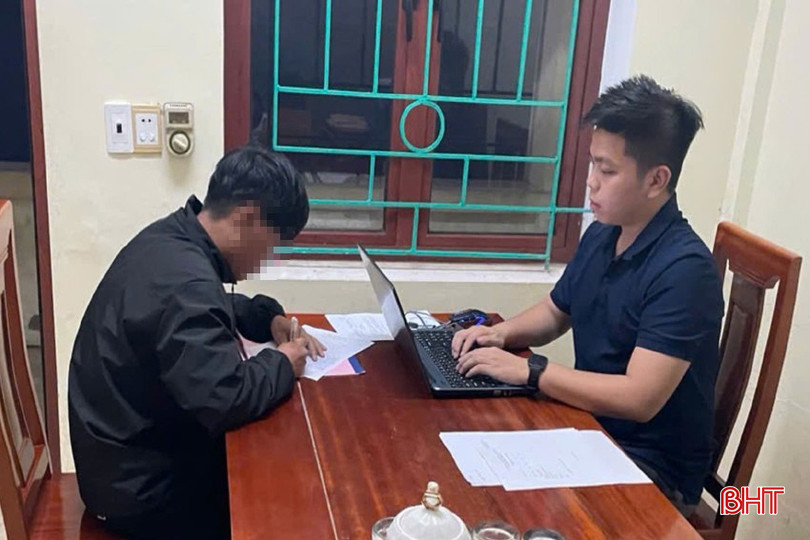 Lực lượng công an làm việc với Nguyễn Dương T.G (SN 2008, trú phường Dĩ An, thành phố Bình Dương (hiện đang sinh sống tại xã Thạch Hội, huyện Thạch Hà). bqbht_br_z6110696743885-44b8ac219aaf5d0552a94a0e421a191e-9358.jpg