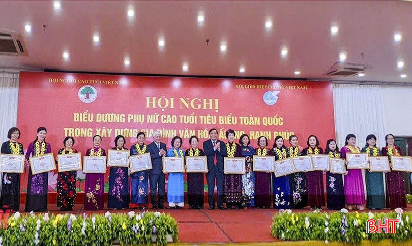 Bà Phan Thị Châu (ngoài cùng bên phải) nhận bằng khen của Trung ương Hội Người cao tuổi Việt Nam. bqbht_br_b1.jpg
