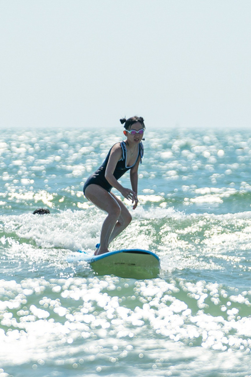 Bãi biển Mũi Né thu hút du khách trong và ngoài nước đổ về lướt sóng trong mùa gió bấc. Ảnh: Linh Huỳnh.