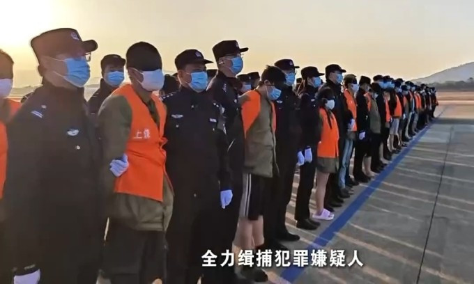 Nhóm công dân Trung Quốc liên quan ổ lừa đảo Myanmar được đưa về nước. Ảnh: CCTV