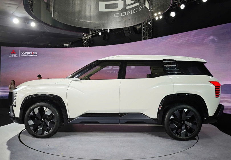 Nhìn từ bên ngoài, xe vẫn được thiết kế theo ngôn ngữ Dynamic Shield biểu tượng Mitsubishi Motors. DST concept có phần vuông vức, mạnh mẽ và thời trang hơn so với Outlander, sản phẩm được cho là sẽ dừng bán tại Việt Nam khi bản thương mại của DST chính thức ra mắt.