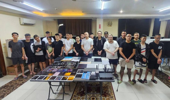 Những công dân nước ngoài bị bắt trong cuộc truy quét của cảnh sát Campuchia ngày 29/9. Ảnh: Khmer Times