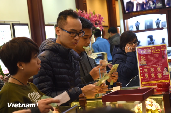 Mua, bán vàng từ 20 triệu đồng/ngày trở lên phải thanh toán qua tài khoản. (Ảnh: Vietnam+) Mua, bán vàng từ 20 triệu đồng/ngày trở lên phải thanh toán qua tài khoản. (Ảnh: Vietnam+)
