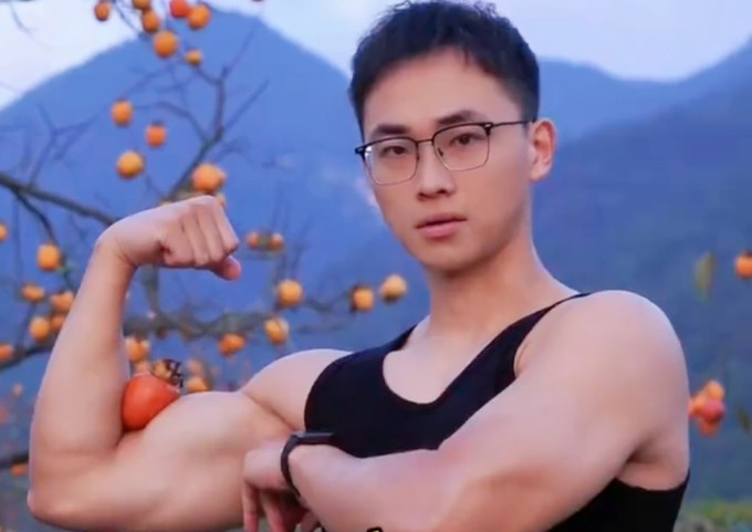 Lin Xiaobai, 28 tuổi, người Quảng Đông, là một cán bộ thôn sáng tạo các nội dung bán nông sản tại huyện Tân Xương, tỉnh Chiết Giang. Ảnh: Southern Metropolis