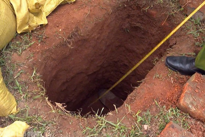 Hố sâu khoảng 1,6m được nhóm người Trung Quốc xâm hại tại lăng mộ vua Lê Túc Tông. (Nguồn: Công an tỉnh Thanh Hóa) Hố sâu khoảng 1,6m được nhóm người Trung Quốc xâm hại tại lăng mộ vua Lê Túc Tông. (Nguồn: Công an tỉnh Thanh Hóa)