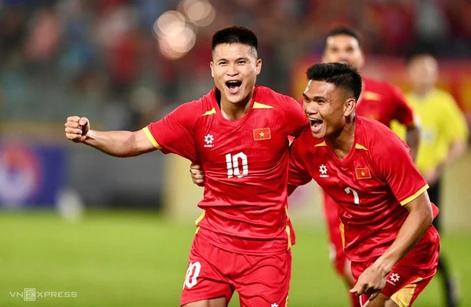 Tuấn Hải mừng bàn mở tỷ số cho Việt Nam trong trận thắng Bangladesh 3-0 trên sân Hàng Đẫy, phường Ô Chợ Dừa, thành phố Hà Nội tối 26/3/2026. Ảnh: Giang Huy