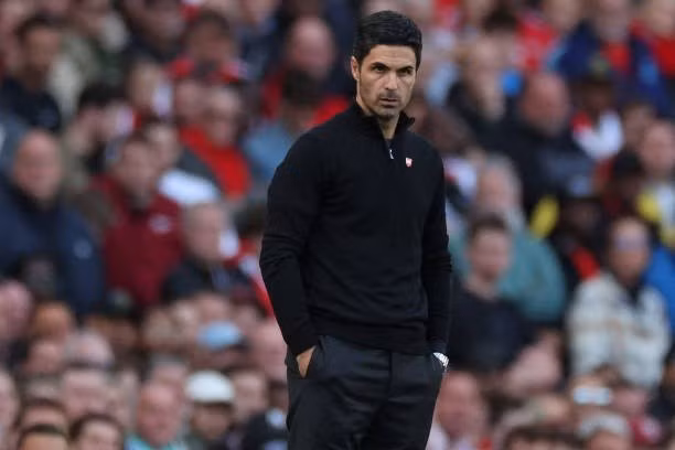 Leicester tạo bất ngờ tại Emirates.