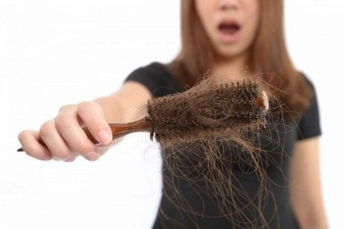 Tóc rụng là thiếu chất gì? là câu hỏi của nhiều chị em phụ nữ Tóc rụng là thiếu chất gì? là câu hỏi của nhiều chị em phụ nữ