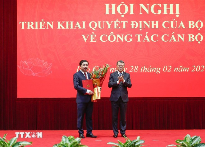 Ủy viên Bộ Chính trị, Bí thư Trung ương Đảng, Trưởng ban Tổ chức Trung ương Lê Minh Hưng trao quyết định và tặng hoa chúc mừng tân Bí thư Tỉnh ủy Lào Cai Dương Quốc Huy. (Ảnh: Tuấn Anh/TTXVN)